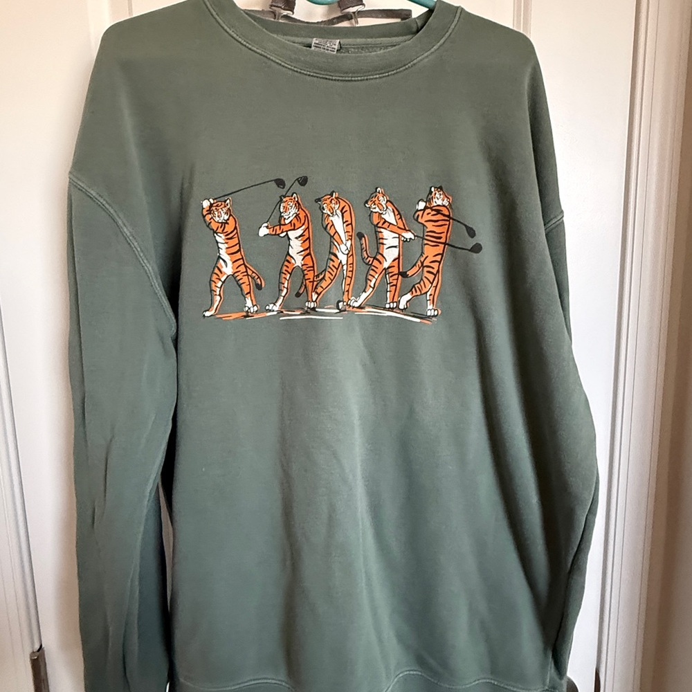 Stylish Green Tiger Graphic Men's Crewneck Sweater
